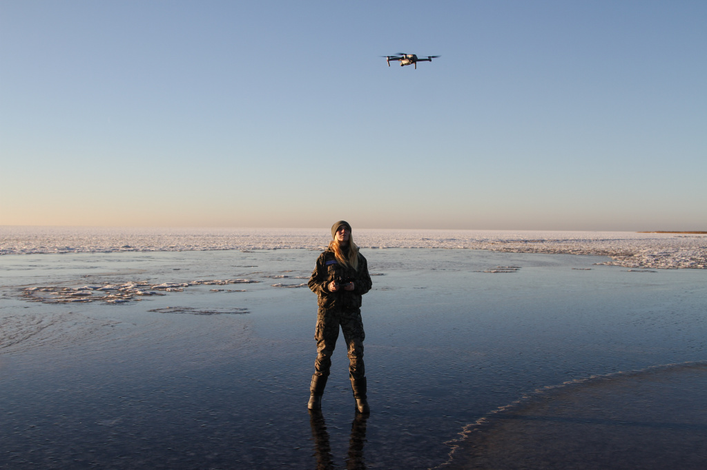 Запуск квадрокоптера для оценки ледового покрова озера. Фотография предоставлена собеседницей.