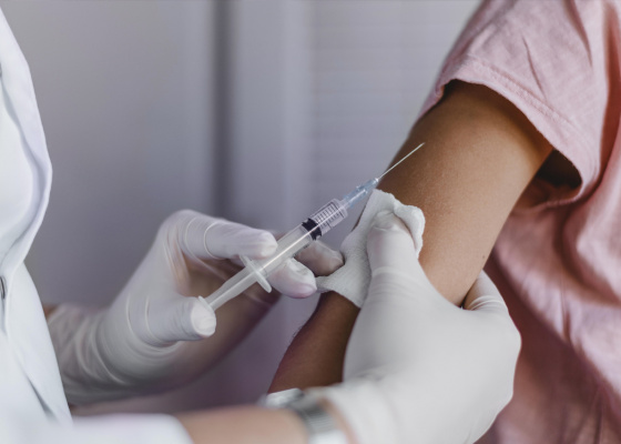 Влияет ли вакцинация?